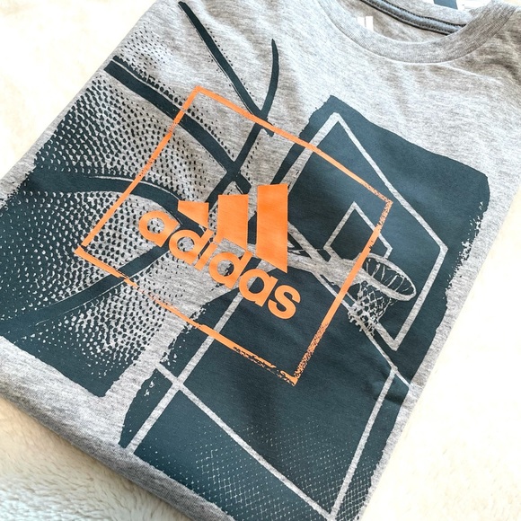 🆕Boys ADIDAS Short Sleeve Basketball Graphic T-Shirt - Picture 2 of 9